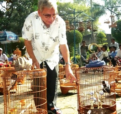 A bird lover is an experienced bird breeder for many years.(Photo:SGGP) A bird lover is an experienced bird breeder for many years.(Photo:SGGP)